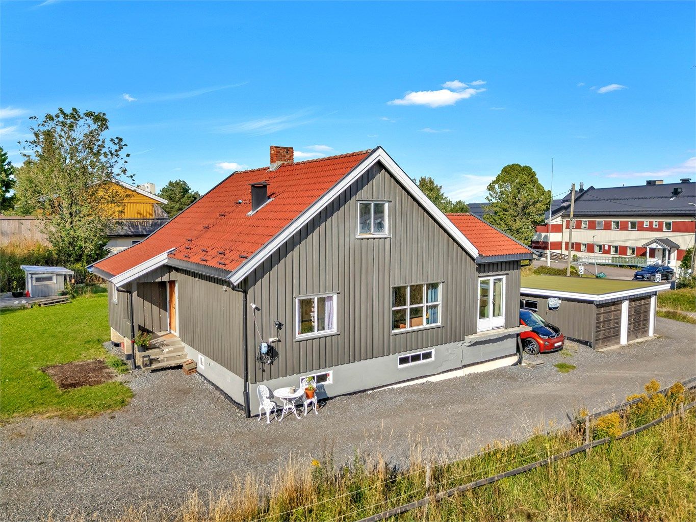 Enebolig over 2 plan samt kjeller. Frittstående garasje. Stor gårdsplass og en frodig romslig tomt på ca 750 kvm