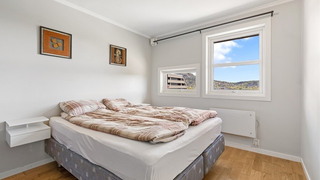 Soverommet har plass til dobbeltseng og er holdt i nøytrale farger.