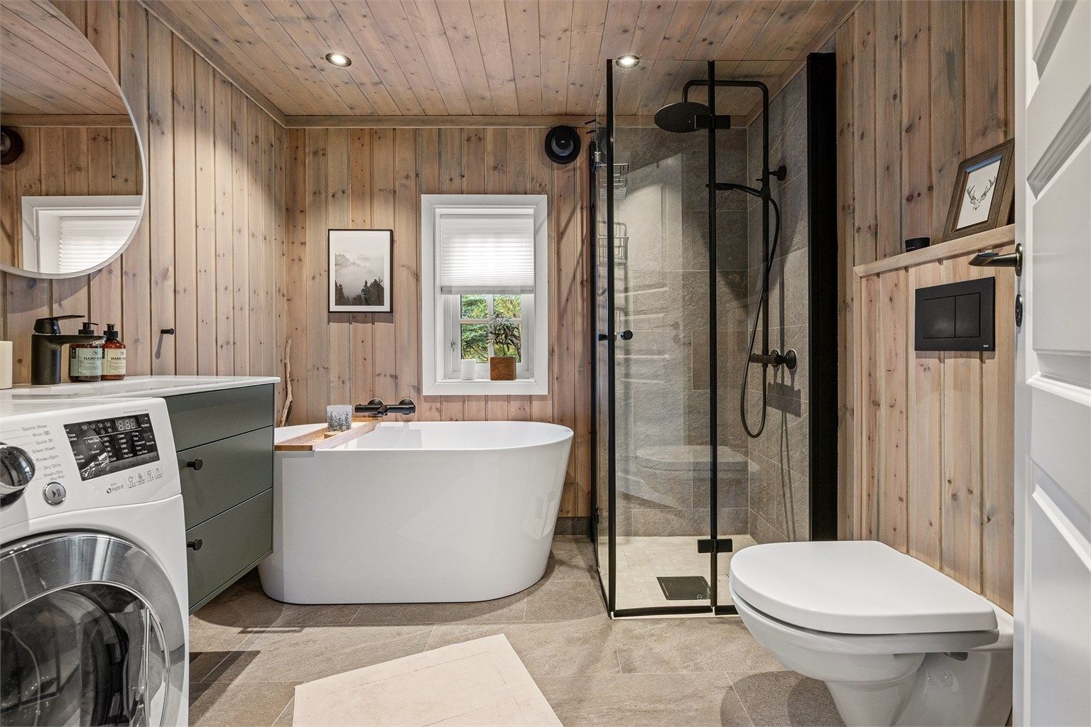 Badet og er både arealeffektivt og delikat innredet. Varmekabler gir rommet behagelig temperatur. Mekanisk avtrekk. 