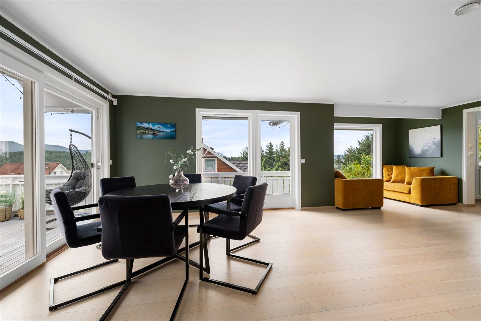 Fra spisestuen er det direkte utgang via skyvedør til den sørvestvendte terrassen.