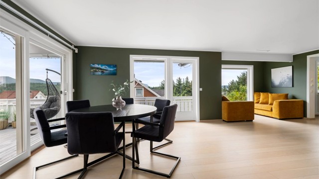 Fra spisestuen er det direkte utgang via skyvedør til den sørvestvendte terrassen.