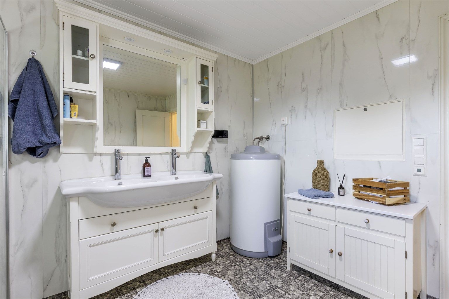 Rør i rør system fra 2021/2022 og badet har opplegg for vaskemaskin. Vegghengt toalett. Dusjhjørne med glassvegg/skyvedør og regn- og hånddusj.