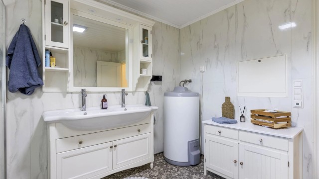 Rør i rør system fra 2021/2022 og badet har opplegg for vaskemaskin. Vegghengt toalett. Dusjhjørne med glassvegg/skyvedør og regn- og hånddusj.