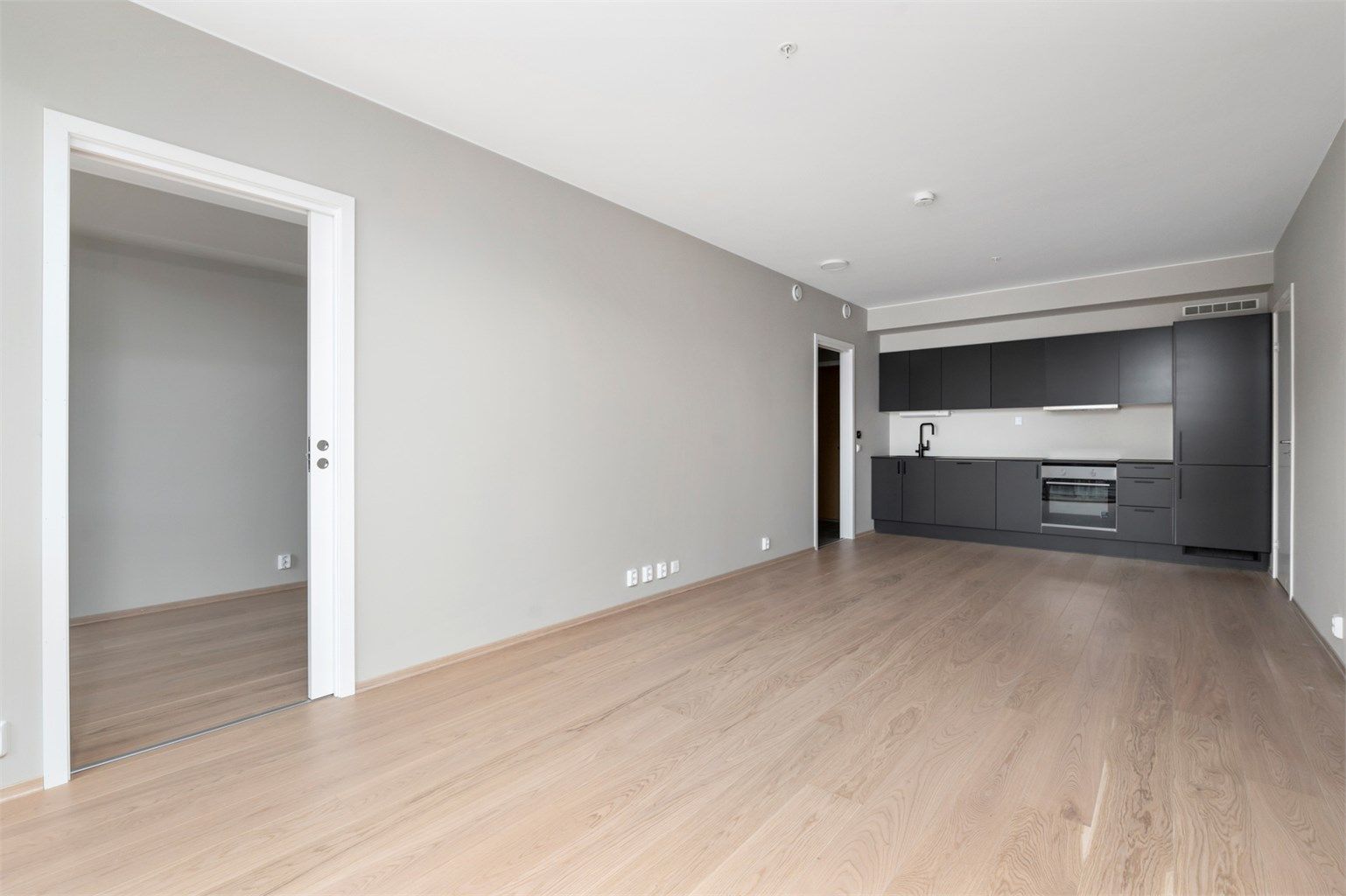 Praktisk og åpen stue- og kjøkkenløsning måler romslige 25,5 kvm. 