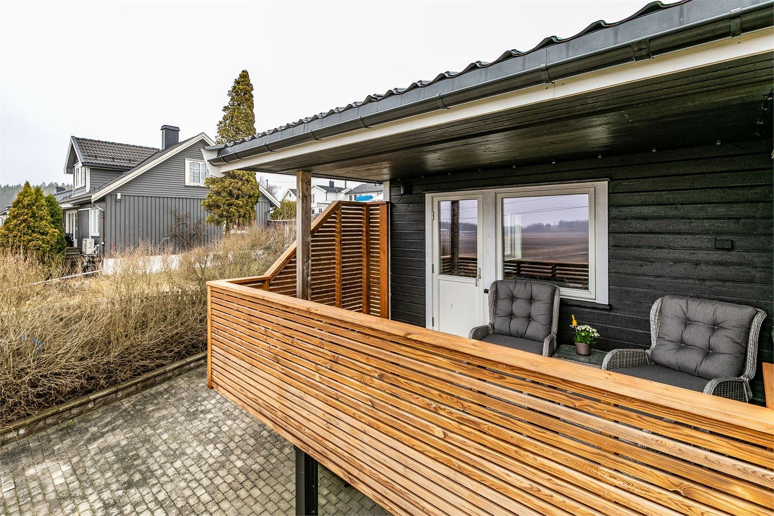 Alle yttervegger i første etasje ble etterisolert og kledd om i 2022 og 2023. Verandaen ble samtidig oppgradert med blant annet nytt spilerekkverk.