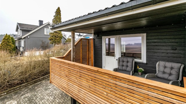 Alle yttervegger i første etasje ble etterisolert og kledd om i 2022 og 2023. Verandaen ble samtidig oppgradert med blant annet nytt spilerekkverk.