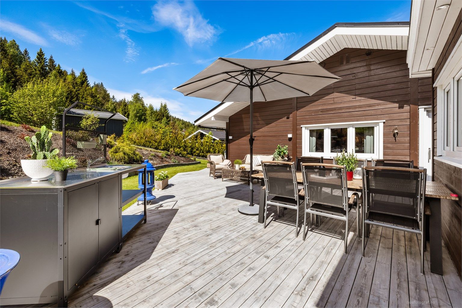 Det totale terrassearealet er på hele 162 m², med god plass til flere sittegrupper.