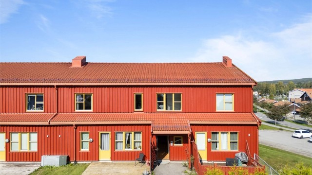 Bygget er oppført i 2000 og har yttervegger kledd med stående trepanel.