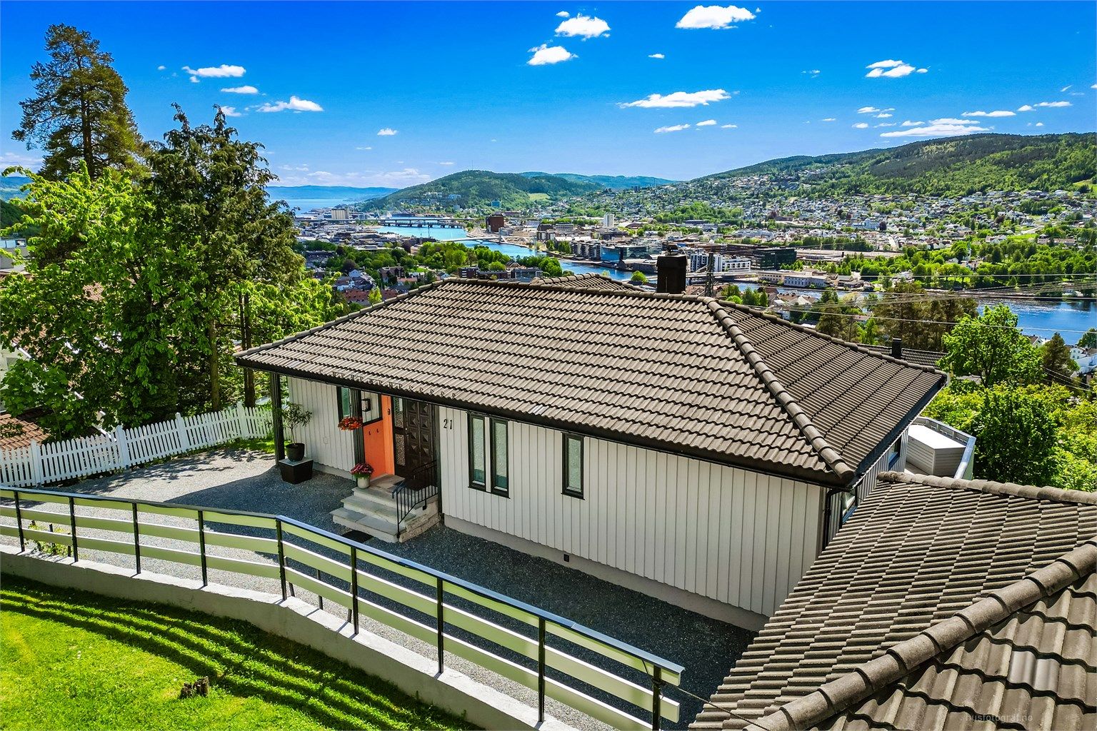 Eiendommen ligger høyt og fritt med en flott utsikt over Drammen.
