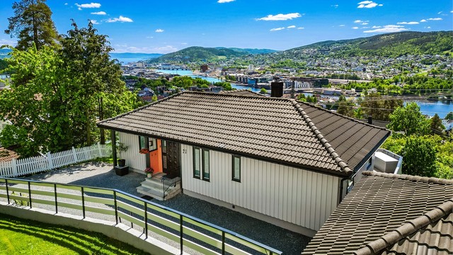 Eiendommen ligger høyt og fritt med en flott utsikt over Drammen.