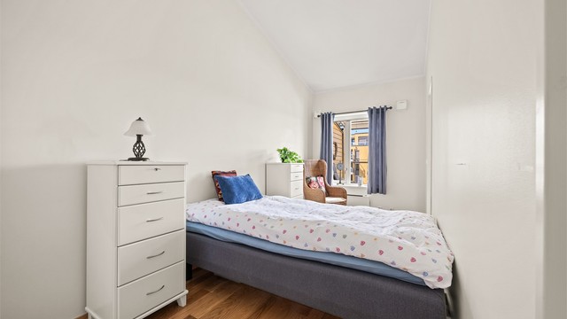 Soverom med plass til seng og møblement.