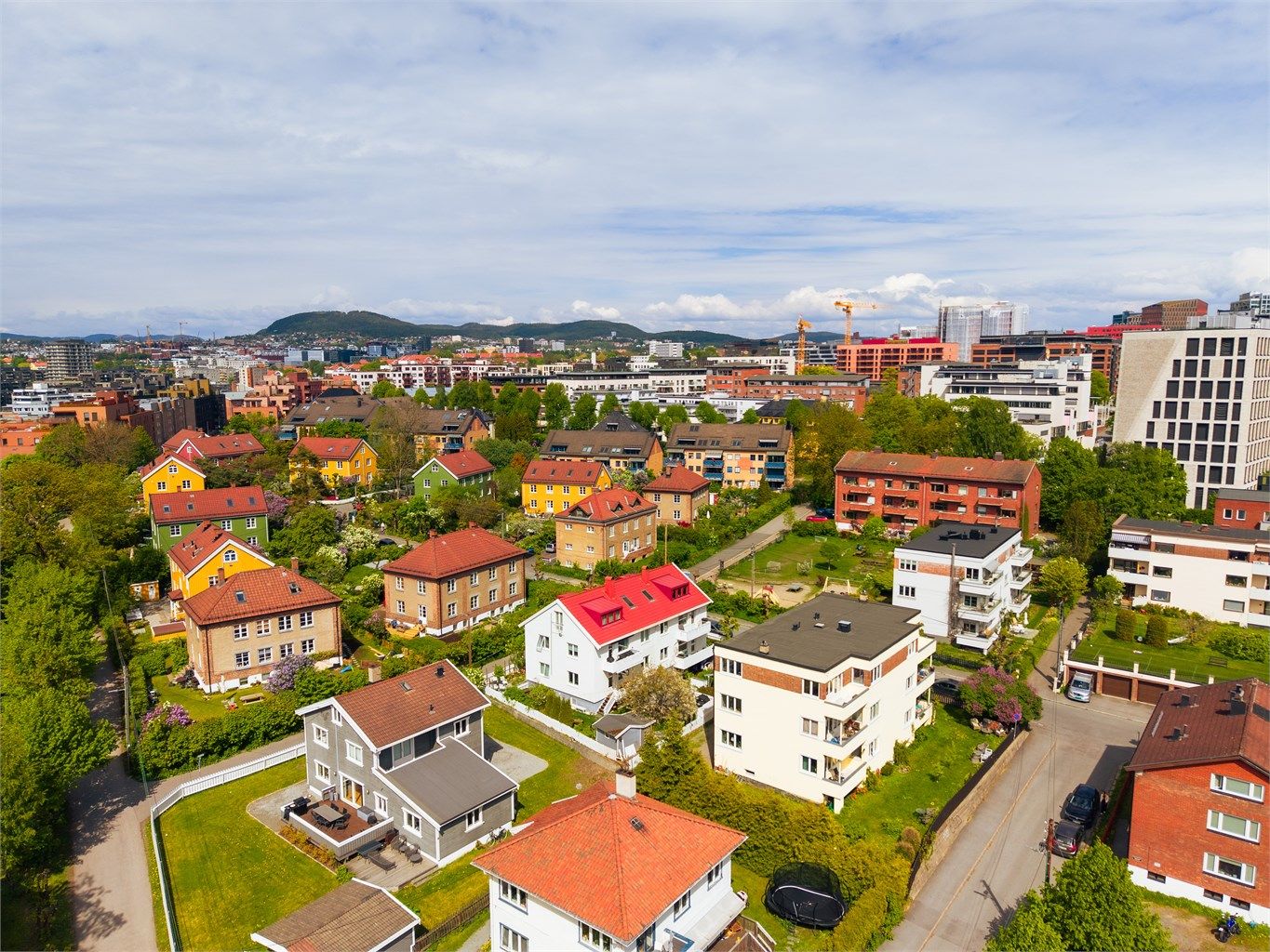 Leiligheten ligger Idyllisk til på attraktive Malerhaugen og har en tilbaketrukket, stille og svært barnevennlig beliggenhet.