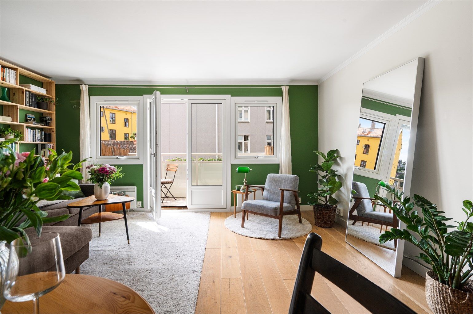 Denne boligen er perfekt for deg som ønsker å bo i en moderne og luftig 2-roms leilighet med nærhet til det aller meste av det du skulle trenge i hverdagen. Stuen er av god størrelse med plass til sofa, tilhørende salongbord og TV-seksjon.