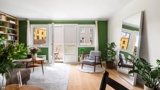 Denne boligen er perfekt for deg som ønsker å bo i en moderne og luftig 2-roms leilighet med nærhet til det aller meste av det du skulle trenge i hverdagen. Stuen er av god størrelse med plass til sofa, tilhørende salongbord og TV-seksjon.