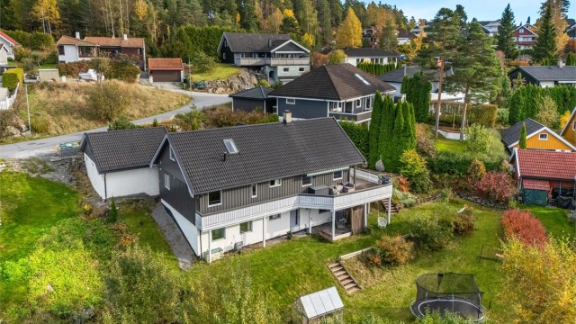 Eiendomsmegler Krogsveen v/ Vegard Gran-Andersen ønsker deg velkommen til Heggelia 28!
