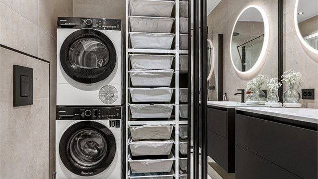 Badet er også utstyrt med opplegg for vaskemaskin og en romslig skyvedørsgarderobe med gode oppbevaringsmuligheter. Garderobeløsningen bidrar til et ryddig og helhetlig uttrykk.