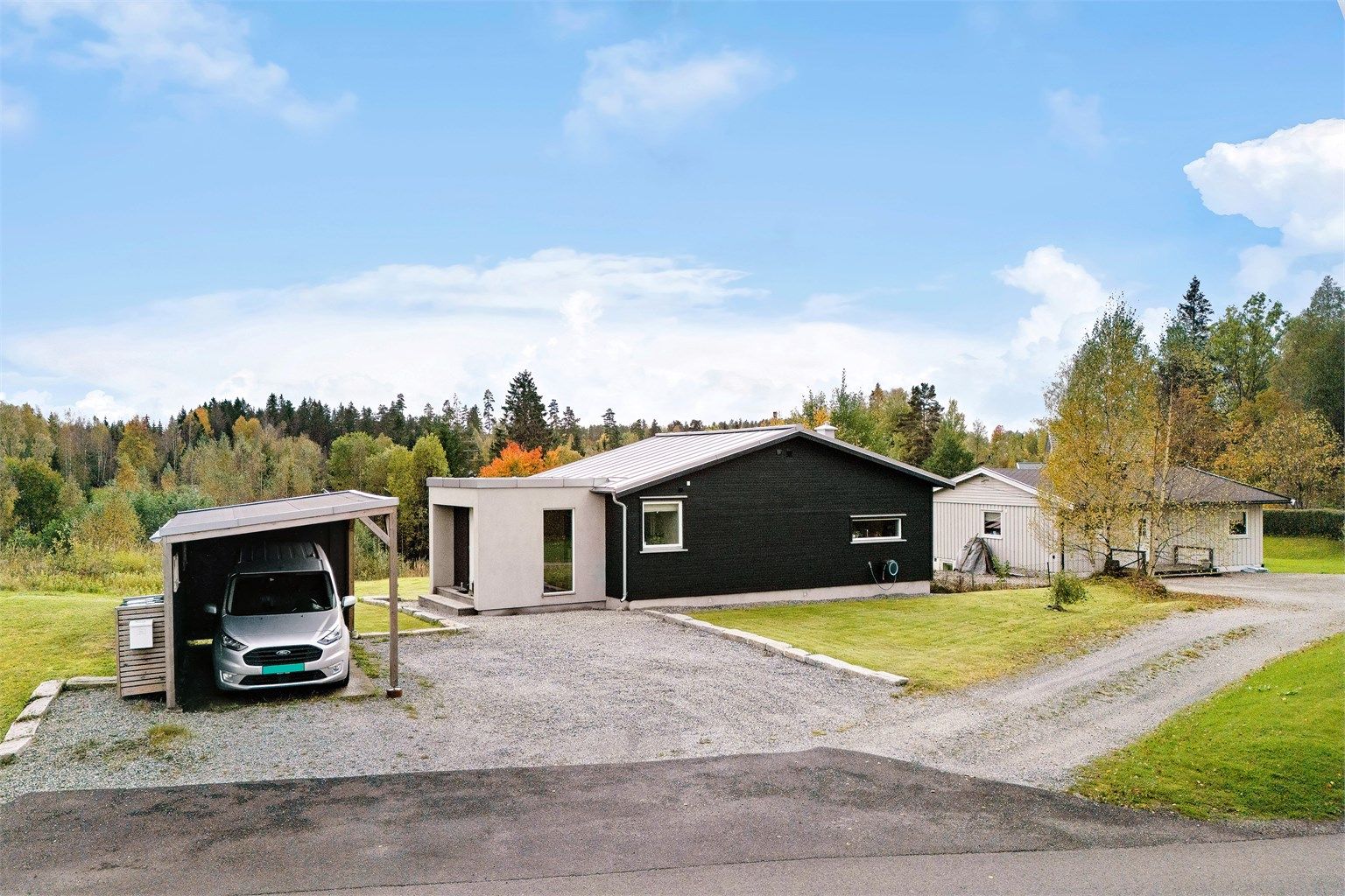 Eiendommen har blant annet carport og nok av biloppstillingsplasser på tomten, samt en stor og solrik uteplass.