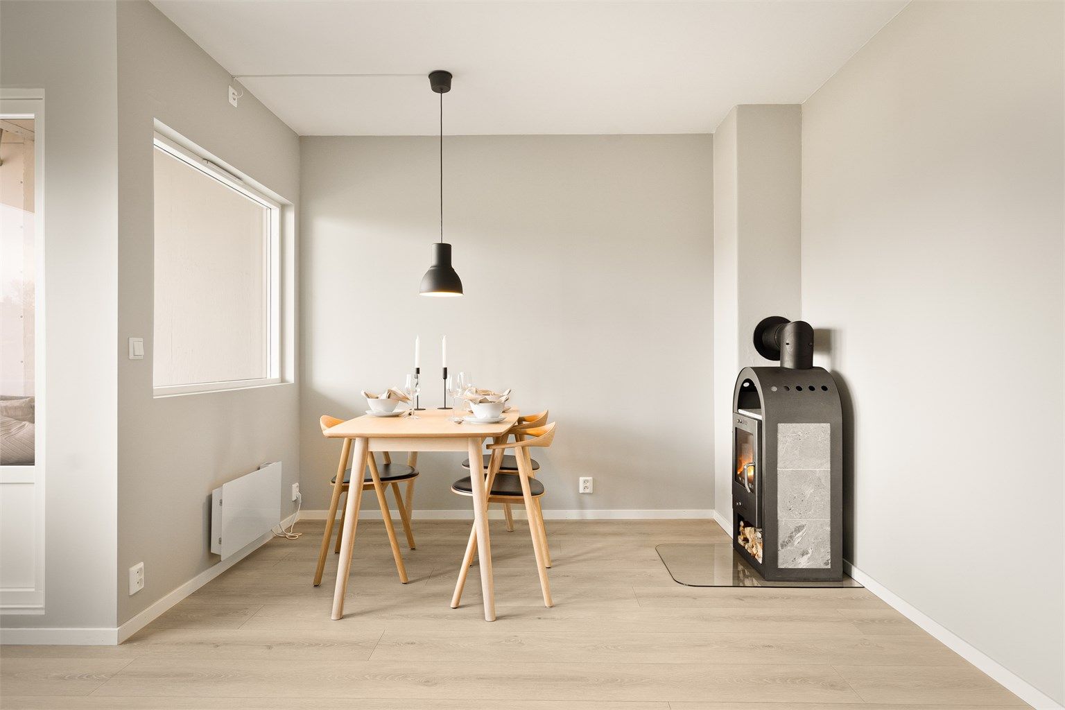 De store vindusflatene gir rikelig med naturlig lys inn i boligen.