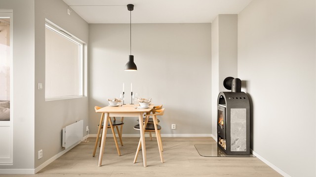 De store vindusflatene gir rikelig med naturlig lys inn i boligen.