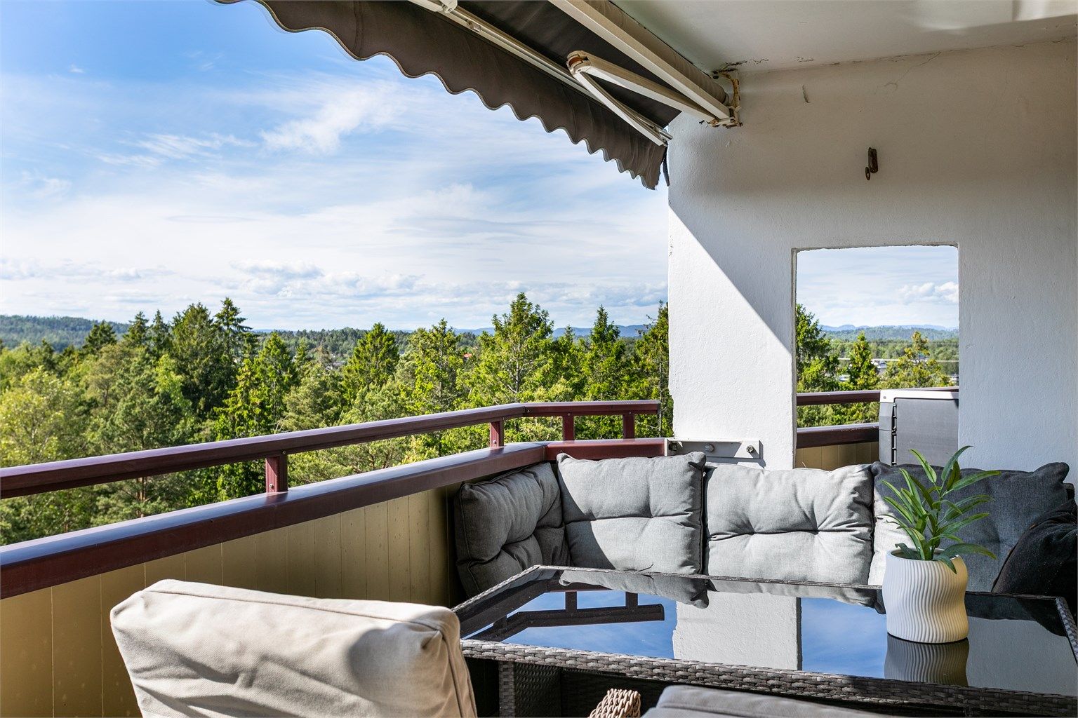 I høyden av tredje etasje kan du foruten de gode solforholdene også glede deg over flott utsikt.