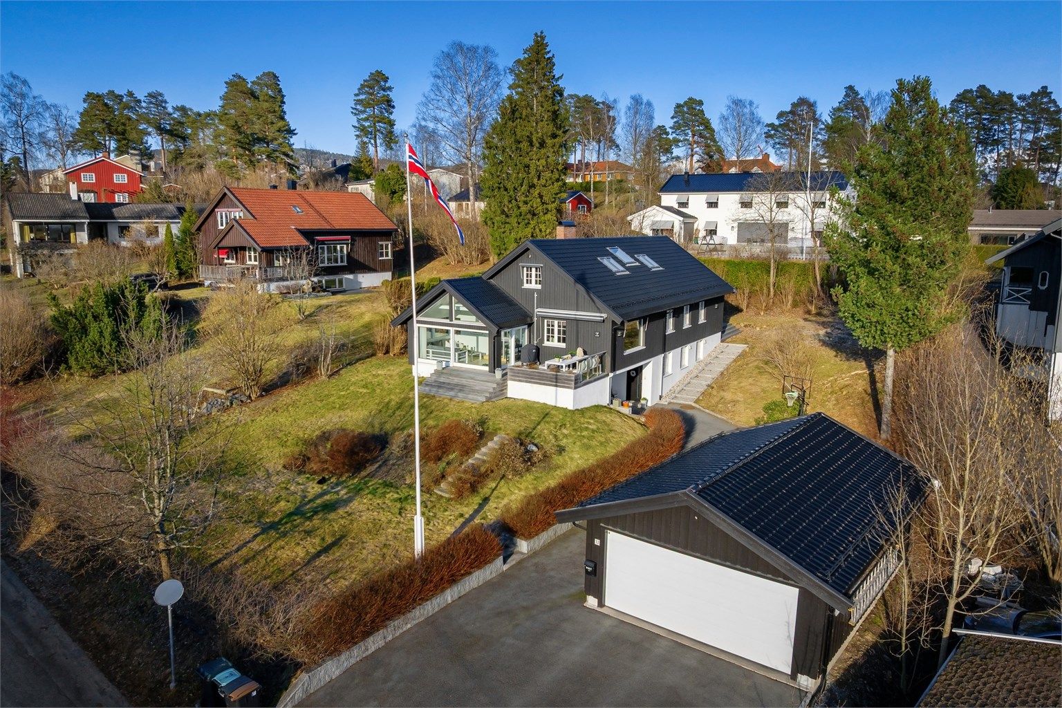 Parkering i frittstående dobbelgarasje med elektrisk leddport og elbillader. I tillegg er det biloppstillingsplass på asfaltert oppkjørsel med plass til 3 biler