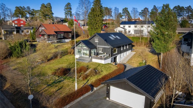 Parkering i frittstående dobbelgarasje med elektrisk leddport og elbillader. I tillegg er det biloppstillingsplass på asfaltert oppkjørsel med plass til 3 biler