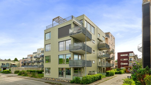 Eiendommen ligger tilbaketrukket i et stille og lite trafikkert område, samtidig som du har kort vei til et bredt utvalg av butikker, servicetilbud og kollektivtransport. I området finner du også populære badeplasser som Korsvika, Djupvika og Ringvebukta.