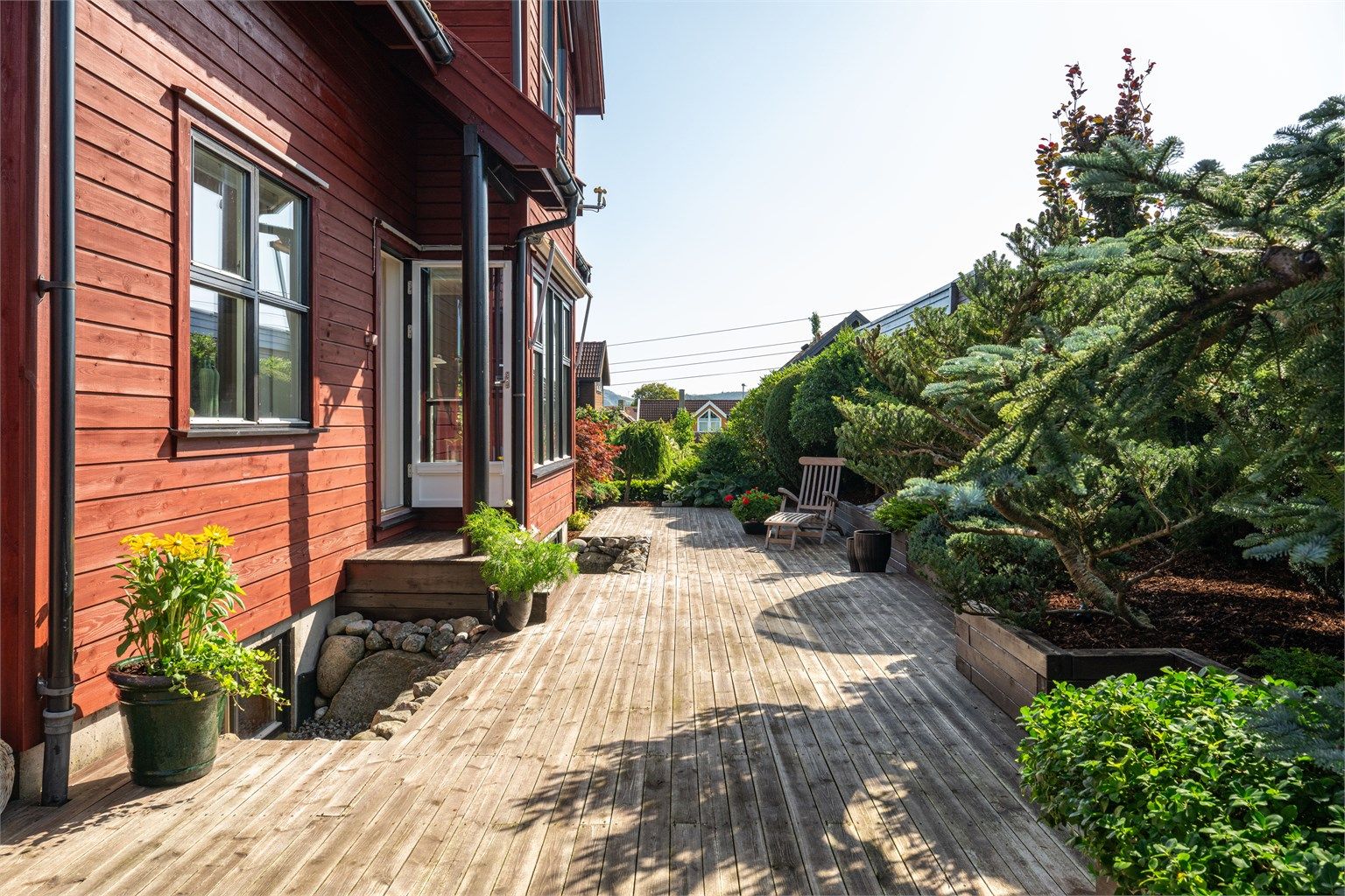 Ute er det ca 50 kvm solplatting og dermed rikelig med plass til utemøbler, grill og masse morro for egen familie og gjester.