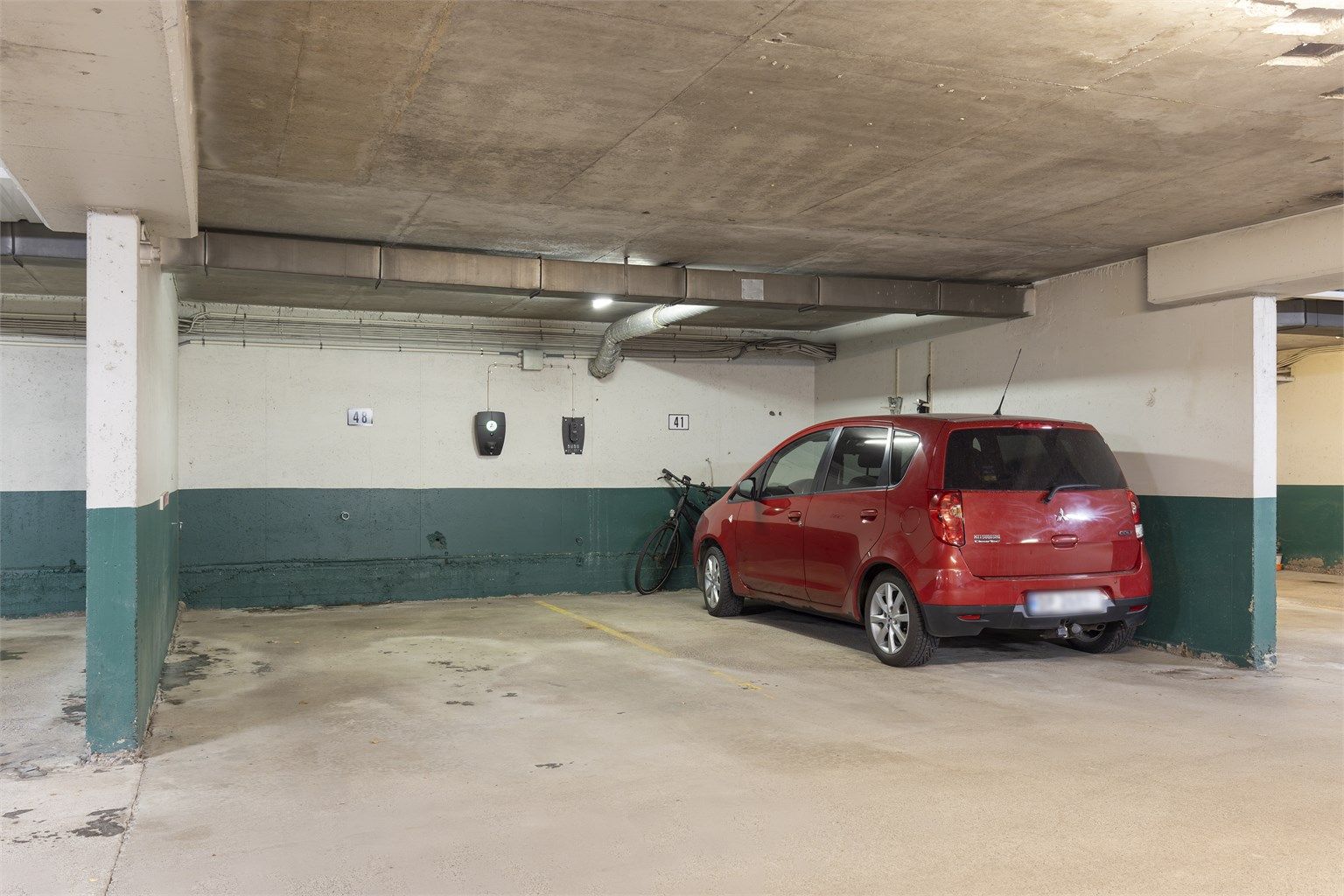 Leiligheten disponerer fast parkeringsplass i felles garasjeanlegg med montert elbillader.