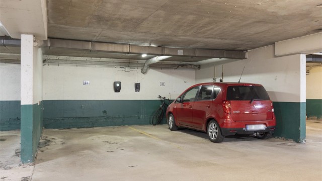 Leiligheten disponerer fast parkeringsplass i felles garasjeanlegg med montert elbillader.