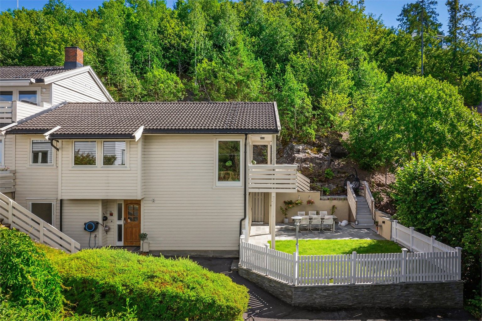 Boligen ligger fint til i terrenget med usjenerte og grønne uteområder.