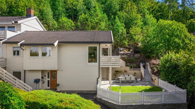 Boligen ligger fint til i terrenget med usjenerte og grønne uteområder.