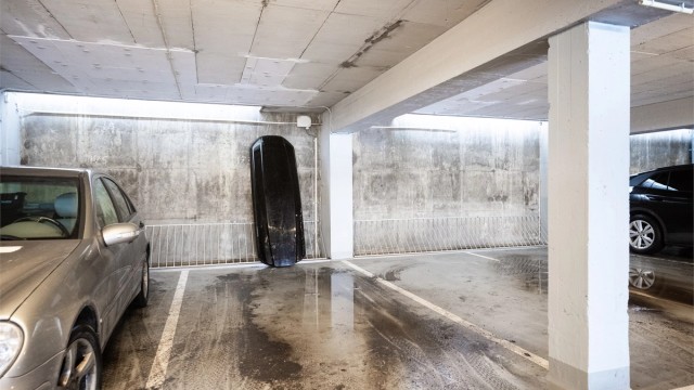 Det medfølger en fast parkeringsplass i felles, låst garasjeanlegg.