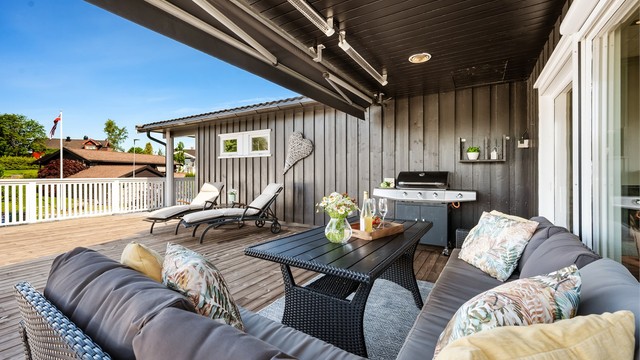 Den store terrassen på 76 kvm har god plass til flere sittegrupper.