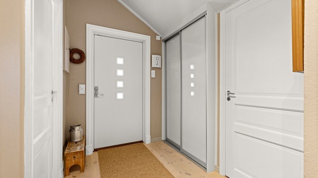 Praktisk skyvedørsgarderobe i entréen gir god plass til oppbevaring av yttertøy. Ytterdøren er fra 2015.