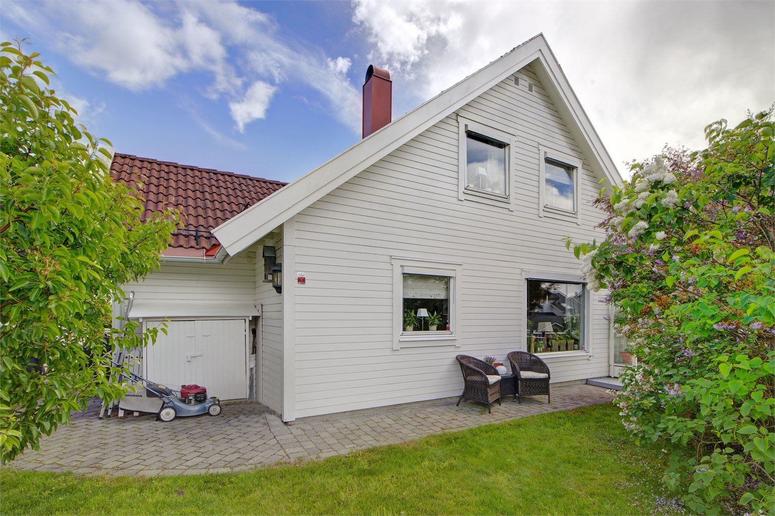 Pen og flat hage med gode solforhold