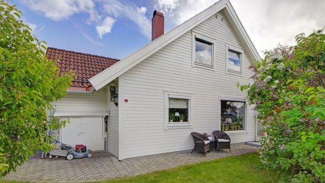 Pen og flat hage med gode solforhold