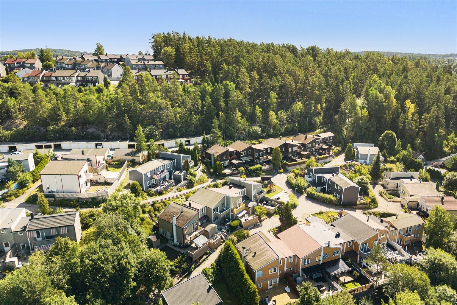 Området er barnevennlig med bilfrie internveier som gir trygge omgivelser.