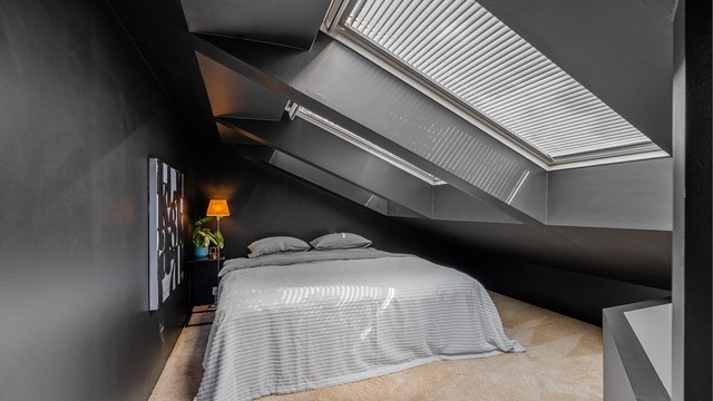 Sovealkove med plass til dobbeltseng. Rommet er malt i en dempet farge som skaper en fin soveromsatmosfære. Videre det er velux vinduer med persienner.