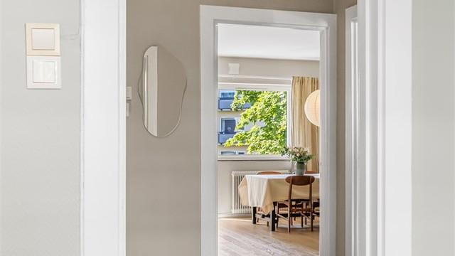 Leiligheten er gjennomgående og får lys fra begge sider.