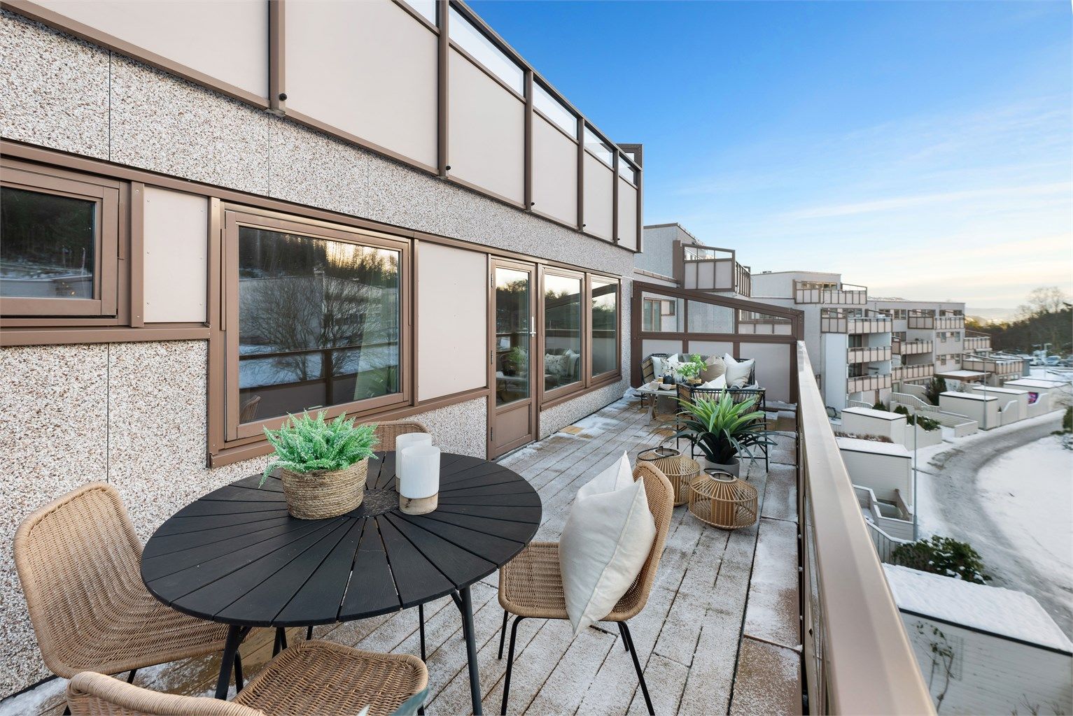 Balkongen er stor med plass til flere naturlige soner. 