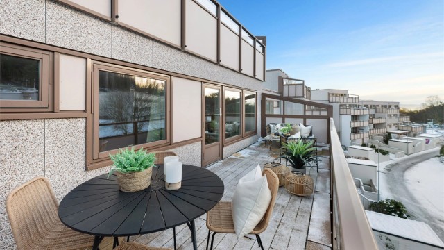 Balkongen er stor med plass til flere naturlige soner.