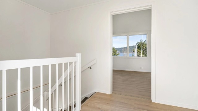 Entré med trappegang ned til underetasjen.