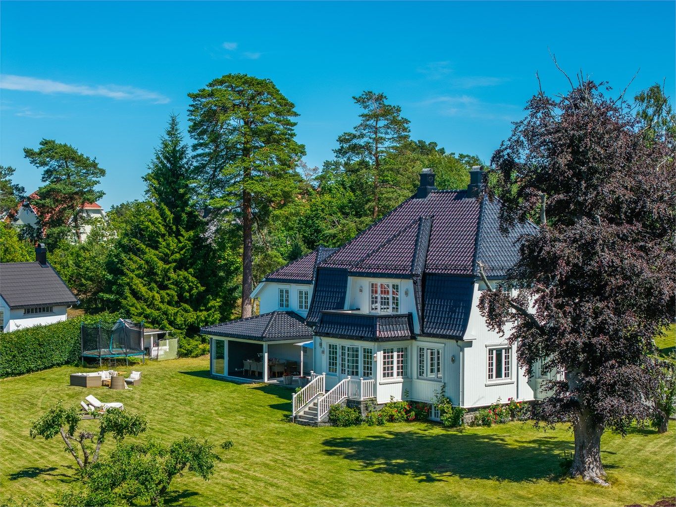 Eiendommen har en hyggelig og landlig karakter, med stort majestetisk bøketre og enkelte frukttrær som bidrar til et sjarmerende og levende uteområde.