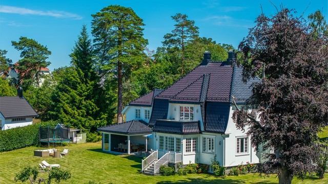 Eiendommen har en hyggelig og landlig karakter, med stort majestetisk bøketre og enkelte frukttrær som bidrar til et sjarmerende og levende uteområde.
