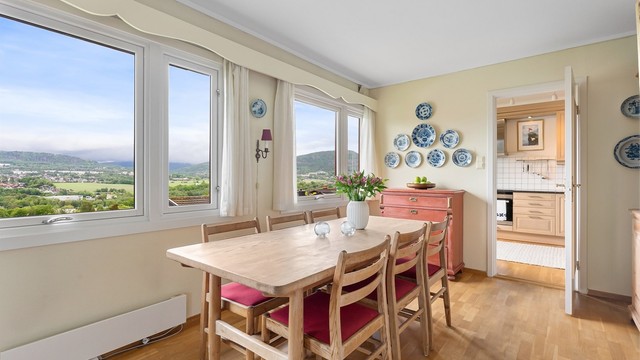 Spisestuen er en naturlig del av stuen, med plass til langbord og nærhet til kjøkkenet.