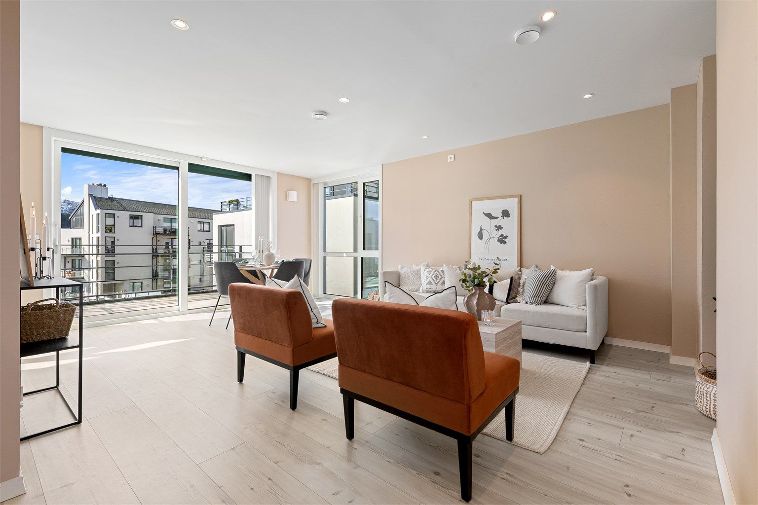 Stuen har en dels åpen løsning mot kjøkkenet og store vindusflater som gir rikelig med lys. Komforten sikres av vannbåren gulvvarme i de fleste rom. Ledspotter i tak