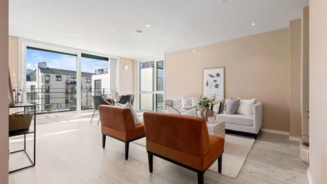 Stuen har en dels åpen løsning mot kjøkkenet og store vindusflater som gir rikelig med lys. Komforten sikres av vannbåren gulvvarme i de fleste rom. Ledspotter i tak