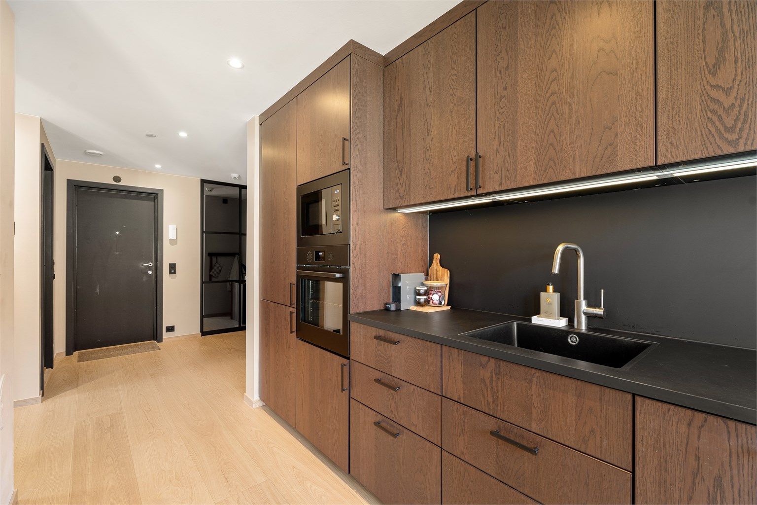 Fra kjøkkenet går vi videre til badet som er inn døren til venstre. 