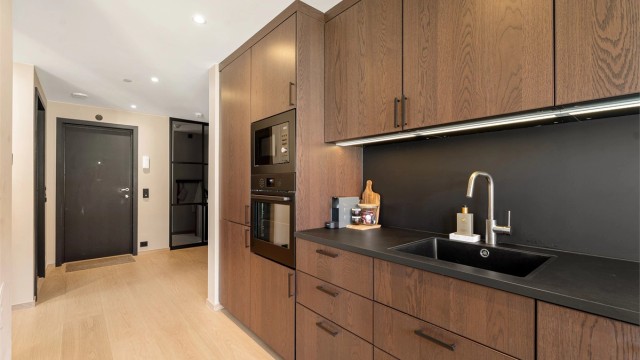 Fra kjøkkenet går vi videre til badet som er inn døren til venstre.